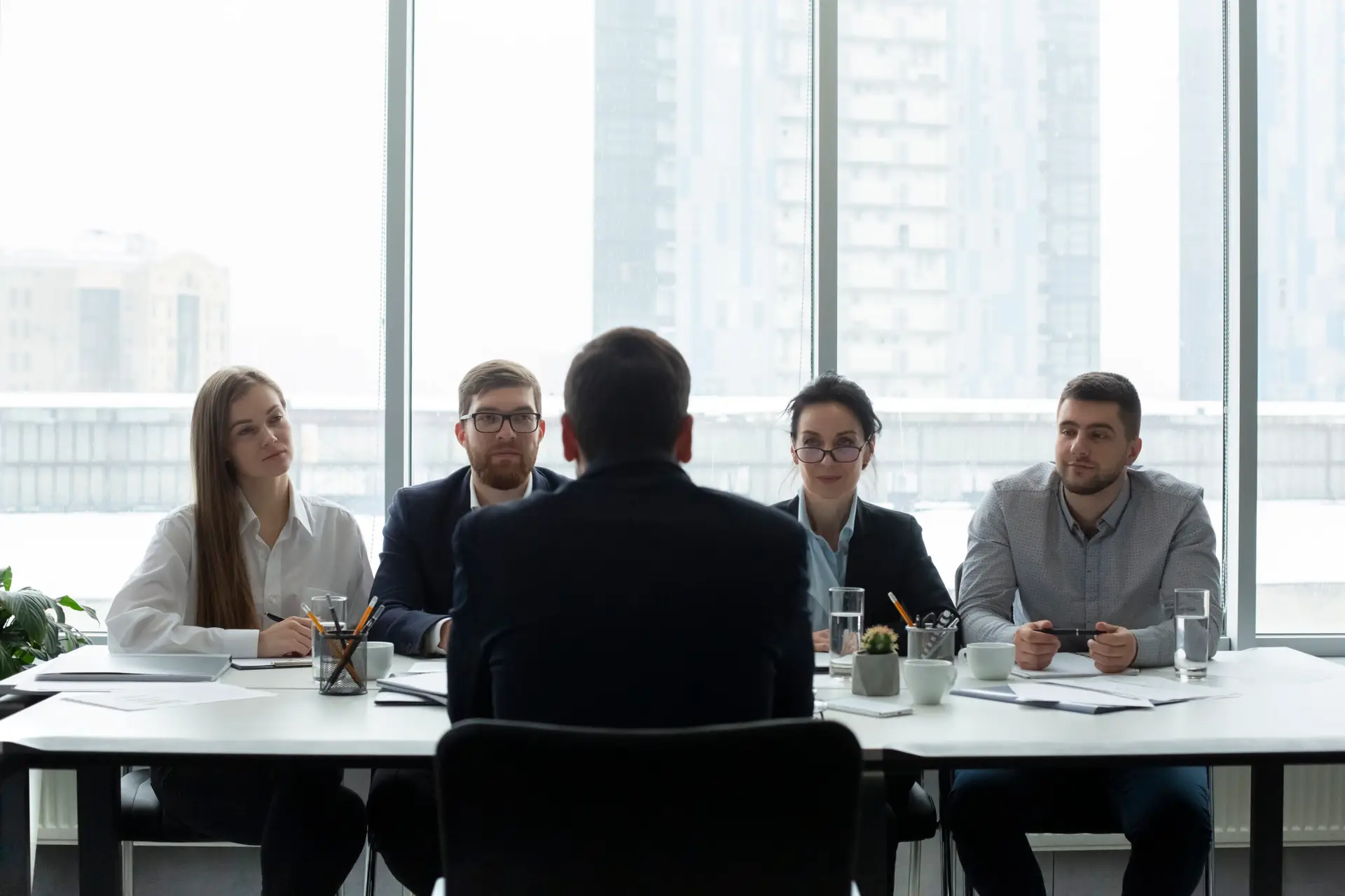 Profissionais em reunião estratégica discutindo recrutamento especializado e seleção de talentos na Asseven